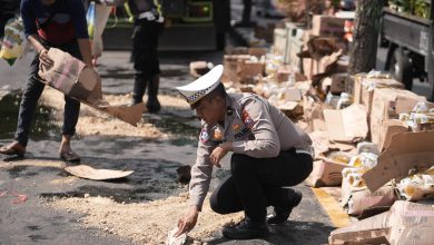 Photo of Gercep Satlantas Polres Gresik Atasi Jalan Licin Akibat Tumpahan Minyak