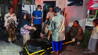 Photo of Evakuasi Orang Terlantar, Tinggal di Pos Kamling Wedoroanom, Di bantu Polsek Driyorejo