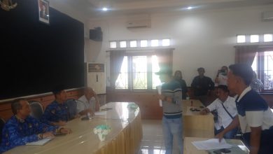 Photo of Aplikasi Siskeudes Tidak Bisa Di Akses, Operator Desa Ngeluruk Kantor DPMD