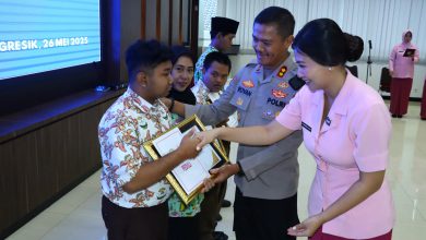 Photo of Kapolres Gresik Berikan Penghargaan kepada Guru dan Siswa SLB Kemala Bhayangkari 2 Gresik