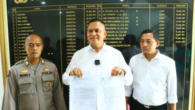 Photo of Polres Gresik Serahkan Kades dan Nelayan di Pulau Bawean Direhabilitasi di BNNK