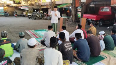 Photo of KH Farid Dhofir Terharu saat Membersamai Masyarakat Miskin Kota Salat Ied di Kampung Anjal Terminal Gubernur Suryo Gresik
