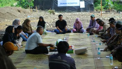 Photo of Freeport Dirikan Rumah Kompos di Tiga Desa di Kecamatan ManyarGresik, 9 Juni 2025 — PT Freeport Indonesia (PTFI) mendirikan Rumah Kompos di tiga desa di Kecamatan Manyar, Kabupaten Gresik, sebagai bagian dari inisiatif Waste for Waste untuk mengatasi permasalahan sampah organik di lingkungan desa.“Rumah Kompos yang akan kita dirikan ini berada di Desa Manyar Sidorukun, Desa Manyarejo, dan Desa Manyar Sidomukti. Tujuannya untuk mengolah limbah sampah rumah tangga danmemberdayakan masyarakat melalui pendekatan ekonomi sirkular,” kata VP Business Process Smelting & Refining PTFI Aripin Buman di Gresik, Kamis. Aripin juga menjelaskan bahwa Rumah Kompos didirikan di tiga desa yang merupakan bagian dari desa prioritas PTFI di sekitar area operasional Smelter PTFI. Fasilitas ini menjadi kebutuhan warga tiga desa tersebut dalam pengelolaan sampah organik guna mengurangi volume sampahyang dibuang ke Tempat Pembuangan Akhir (TPA). Sampah selanjutnya diolah menjadi pupuk kompos yang bermanfaat bagi pertanian dan penghijauan.“Kami berharap program ini dapat meningkatkan kesadaran dan partisipasi masyarakat dalam pengelolaan sampah yang bertanggung jawab, sekaligus mendorong praktik ekonomi sirkular dengan memanfaatkan sampah sebagai sumber daya yang memiliki nilai ekonomis,” katanya.Kepala Desa Manyar Sidomukti Ach Chasin menyampaikan apresiasinya kepada PTFI. “Kami sangat mengapresiasi dukungan Freeport dalam membangun Rumah Kompos di desa kami. Program ini sangat bermanfaat karena bisa mengatasi permasalahan sampah, sekaligus memberikan peluang bagi warga untuk mendapatkan tambahan penghasilan. Harapan kami, kegiatan seperti ini bisa terus berjalan dan membawa manfaat jangka panjang bagi masyarakat,” kata Chasin.Program Waste for Waste merupakan implementasi nyata dari konsep ekonomi sirkular, di mana pendanaan pembangunan Rumah Kompos berasal dari hasil pengelolaan dan penjualan sampah konstruksi Smelter PTFI yang dikelola oleh mitra sosial PTFI yakni Pusat Transformasi Bersama (PTB). Dana yang diperoleh kemudian dialokasikan kembali untuk membangun infrastruktur pengelolaan sampah di sembilan desa penerima manfaat.Sebagai bentuk pemberdayaan masyarakat, masing-masing desa membentuk Kelompok Swadaya Masyarakat (KSM) untuk menjalankan operasional Rumah Kompos, yaitu KSM SABAR di Desa Manyar Sidorukun, KSM Mukti Survive Compost di Desa Manyar Sidomukti, dan KSM MAKIN GEMES di Desa Manyarejo. Ketiga KSM ini mendapat pendampingan dari Wahana Edukasi Harapan Alam Semesta (Wehasta), yang merupakan mitra pelaksana PTFI dalam mendukung penguatan kapasitas masyarakat serta keberlanjutan program.Wehasta telah melakukan assessment sesuai dengan kebutuhan di masing-masing desa di sekitar area operasi Smelter PTFI, guna memastikan pendekatan yang sesuai dan tepat sasaran. Selain Rumah Kompos di tiga desa di Kecamatan Manyar ini, program pengelolaan sampah selanjutnya yaitu Bank Sampah di tiga desa di Mengare dan Desa Karangrejo, serta Pembangunan fasilitas Tempat Pengolahan Sampah Reduce-Reuse-Recycle (TPS3R) di Desa Banyuwangi dan Desa Bedanten.Melalui kolaborasi antara perusahaan, masyarakat, dan mitra lokal, program ini diharapkan dapat menjadi contoh nyata pengelolaan sampah yang berkelanjutan dan dapat direplikasi di wilayah lain. PTFI terus berkomitmen untuk mendorong inisiatif lingkungan yang memberikan dampak positif dan berkelanjutan, sejalan dengan prinsip tanggung jawab sosial perusahaan.Untuk memulai pembangunan Rumah Kompos dan menyambut Hari Lingkungan Hidup Sedunia 2025, PTFI menggelar acara tasyakuran di ketiga desa yang dihadiri segenap perangkat desa dan perwakilan warga. Rumah Kompos ditargetkan akan rampung dan siap beroperasi pada Juli 2025.