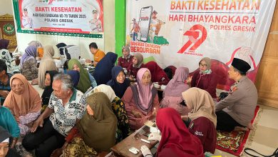 Photo of Peringati Hari Bhayangkara, Polres Gresik Gelar Bakti Sosial Kesehatan Gratis bagi warga dan santri di Ponpes Hafiz Al-Qur’an