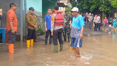 Photo of Kapolres Jombang Turun Langsung Salurkan Bantuan Korban Banjir di Kademangan, Mojoagung