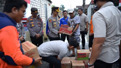 Photo of Kapolres Gresik Peduli, Salurkan Bantuan Sosial bagi Warga Terdampak Banjir di Benjeng