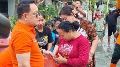 Photo of Sekdaprov Adhi Karyono Tinjau Banjir Kali Lamong di Benjeng Gresik