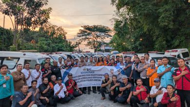 Photo of Satlantas Polres Gresik Sosialisasi Safety Driving sambil Ngopi Bareng Driver Ambulans