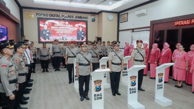 Photo of Rotasi Jabatan, Kapolres Jombang Pimpin Upacara Sertijab Kasat Resnarkoba dan Kapolsek Jajaran