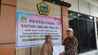 Photo of Bantu Masyarakat Terdampak Kemiskinan Ektrim, Pemdes Boteng Salurkan BLT DD Kepada Kelurga Penerima Manfaat
