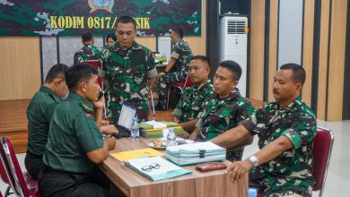 Photo of Kodim 0817/Gresik Gelar Upacara 17-an, Serka Muhadi Raih Penghargaan Prajurit Berprestasi dari KASAD