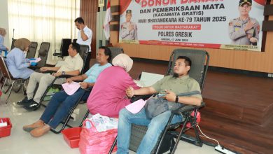 Photo of Bakti Sosial Hari Bhayangkara ke-79, Polres Gresik Gelar Donor Darah dan Bagikan Kacamata Gratis