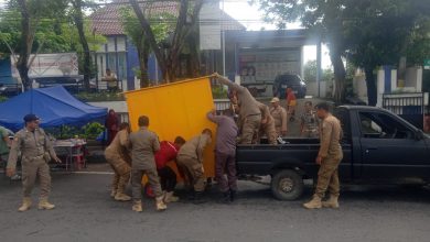 Photo of Sat Pol Pp Tertibkan Gerobak PKL Di Depan Kantor Dinkes