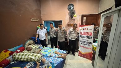 Photo of Polres Gresik Peduli, Anjangsana ke Anggota yang Sakit dalam Rangka Hari Bhayangkara ke-79