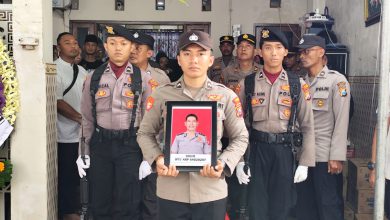 Photo of Berikan Penghormatan Terakhir, Wakapolres Gresik Pimpin Upacara Pemakaman Almarhum Iptu Soleh