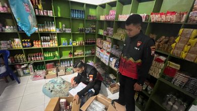 Photo of Tim Kalamunyeng Samapta Polres Gresik Amankan Puluhan Botol Miras dan Rokok Ilegal di Benjeng