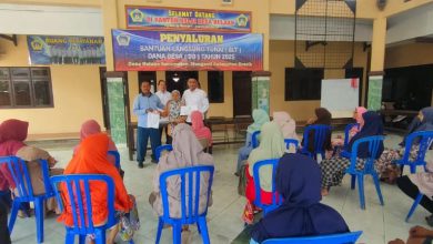 Photo of Ringankan Kebutuhan Warga Kurang Mampu, Pemdes Hulaan Salurkan BLT DD pada 58 KPM