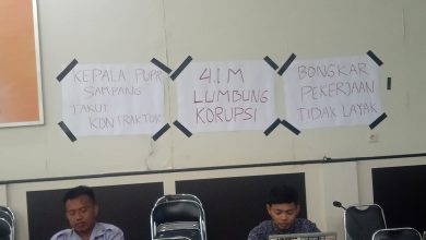 Photo of Kritisi Kinerja DPUPR Sampang, LSM PIAR Tempel Poster Saat Audensi Mega Proyek SSC