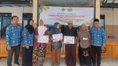 Photo of Pemdes Sekargadung Dukun Bagikan BLT, Kades Berharap Manfaatkan Sebaik Mungkin Untuk Kebutuhan Bahan Pokok