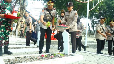 Photo of Kapolres Gresik Pimpin Ziarah dan Tabur Bunga di TMP Peringati HUT Bhayangkara ke-79