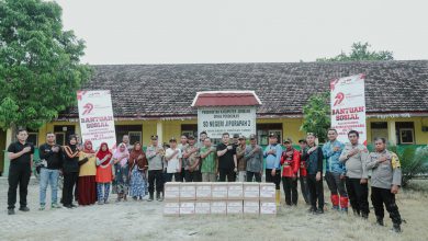 Photo of Kapolres Jombang Salurkan Bansos kepada Warga Dusun Kedungdendeng dan Guru Yang Mengajar di Pelosok Hutan