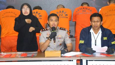 Photo of Polres Gresik Beri Tindakan Tegas Terukur Lima Tersangka Pencurian Modus Ganjal ATM, Beraksi di 48 TKP