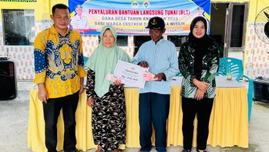 Photo of Pemdes Dampaan Cerme Serahkan BLT Dana Desa kepada 19 KPM