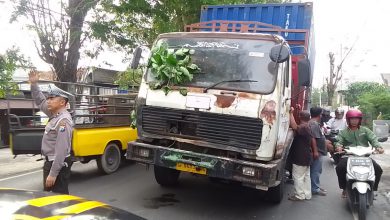 Photo of Gerak Cepat Unit Lantas Polsek Menganti Atasi Kemacetan Akibat Trailer Mogok Di Jalan Raya Domas