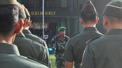 Photo of Kodim 0817/Gresik Gelar Upacara Bendera Rutin, Wujud Cinta Tanah Air dan Penghormatan terhadap Merah Putih