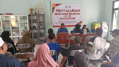 Photo of Pemdes Ambeng-Ambeng Watangrejo Gencarkan Penyaluran BLT DD, Dukung Ketahanan Ekonomi Warganya