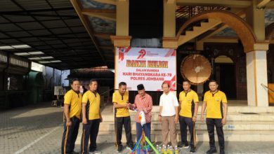 Photo of Polres Jombang Gelar Bakti Religi di Masjid Al-Ikhlas Jelakombo, Salurkan Bantuan Alat Kebersihan