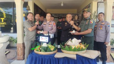 Photo of HUT Bhayangkara Ke-79 Tahun, Kapolsek Menganti Gelar Syukuran Potong Tumpeng Bersama Jajaran Forkopimcam