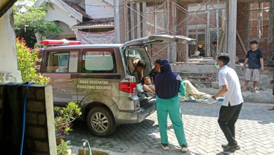 Photo of Babinsa Koramil 0817/10 Benjeng Laksanakan Pendampingan Pasien ODGJ Menuju RSJ Menur Surabaya