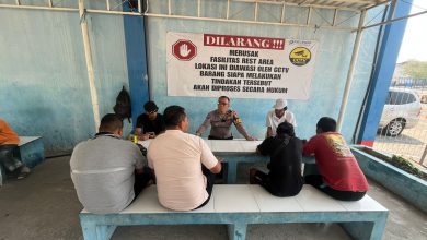 Photo of Polantas Menyapa Warga, Satlantas Polres Gresik Edukasi Tertib Berlalu Lintas di Kawasan Pelabuhan