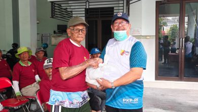 Photo of 100 Tukang Becak Sumringah Dapat Paket Sembako dari PKPRI Gresik di Hari Koperasi Nasional ke-78