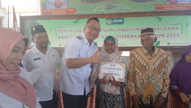 Photo of Wabup Hadir Di Balongpanggang Untuk Memberikan Bantuan Perdana Pendistribusian BLT Bersumber dari DBHCHT