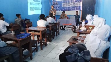 Photo of Kapolsek Driyorejo Bersama Jajaran Melaksanakan Kegiatan Sosialisasi Di SMA Darul Ulum Driyorejo