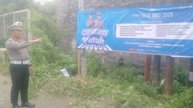 Photo of Kanit lantas Polsek Menganti Pasang Banner Himbauan Operasi Patuh Semeru 2025
