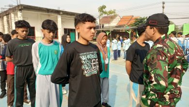Photo of Tanamkan Jiwa Disiplin dan Wasbang, Koramil 0817/01 Driyorejo Berikan Materi Pada MPLS Kepada Pelajar SMA Darul Ulum Driyorejo