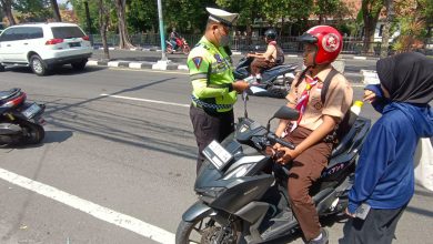 Photo of Polres Gresik Tindak 650 Pelanggar Lalu Lintas dalam Tiga Hari, Didominasi Pengendara Motor Tak Pakai Helm