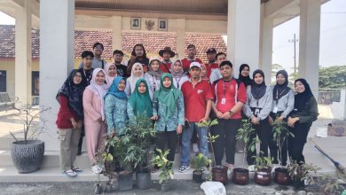 Photo of Jaga Kebersihan Kantor Desa, Kades Ngadiono Ajak Perangkat Giat Jumat Bersih Dan Tanam Toga