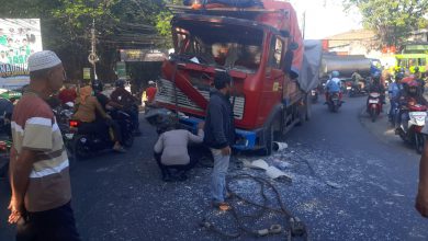 Photo of Di duga Langgar Jam Operasional, 2 Truk Tronton Tabrakan di Cerme Gresik
