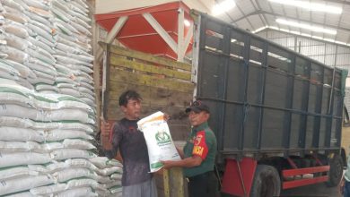 Photo of Babinsa Metatu Kawal Distribusi Beras SPHP di Gudang Mitra Bulog