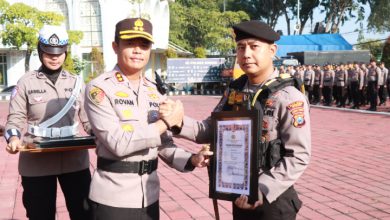 Photo of Polri Presisi, Kapolres Gresik Beri Penghargaan Personel Berprestasi
